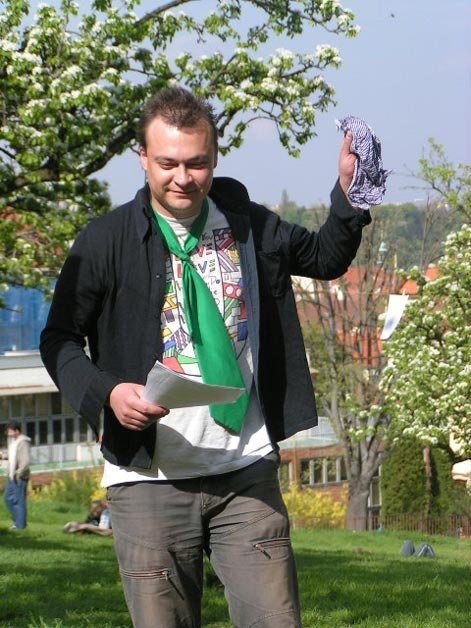 "Akční básník" Ondřej Linhart. Těžko říci, zda v ruce drží kapesník či vzhledem k prvnímu květnu mnohem stylovější a případnější dámské kalhotky.